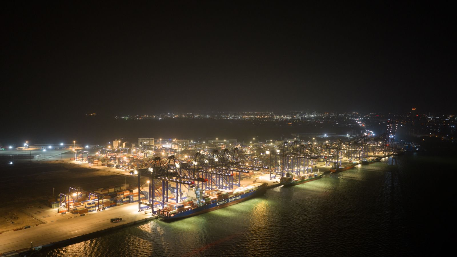 2025年12月18日晚,繁忙的洋浦國際集裝箱碼頭。鄧曉龍 攝