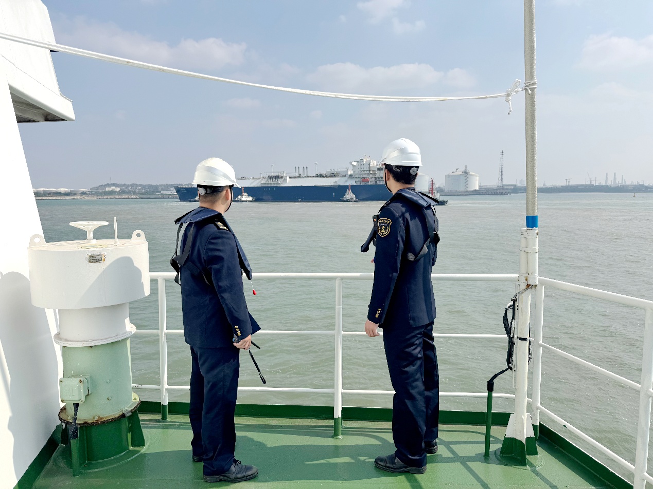 海事執法人員監管進出港船舶安全運行。洋浦海事局供圖