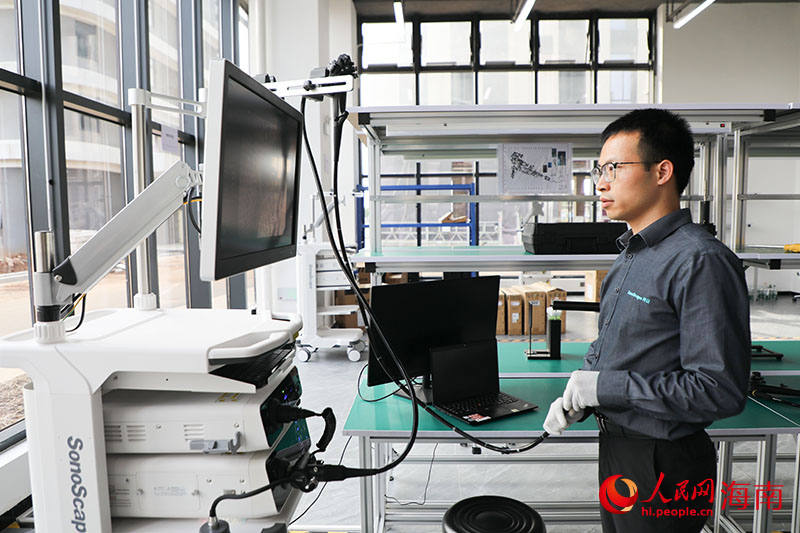 在开立医疗车间里，工作人员正在调试设备。人民网记者 牛良玉摄