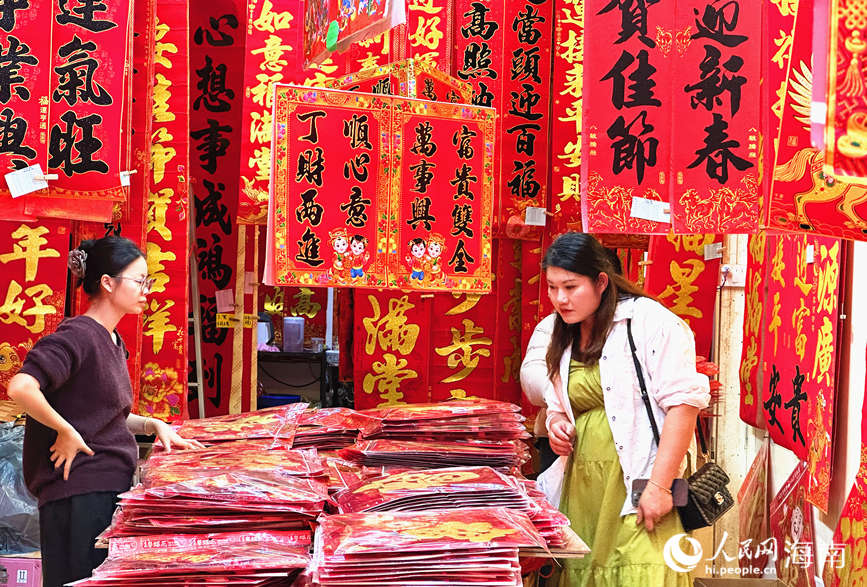 在春节挂饰销售区，众多消费者驻足挑选融入“马元素”的春联福字。人民网 刘杨摄