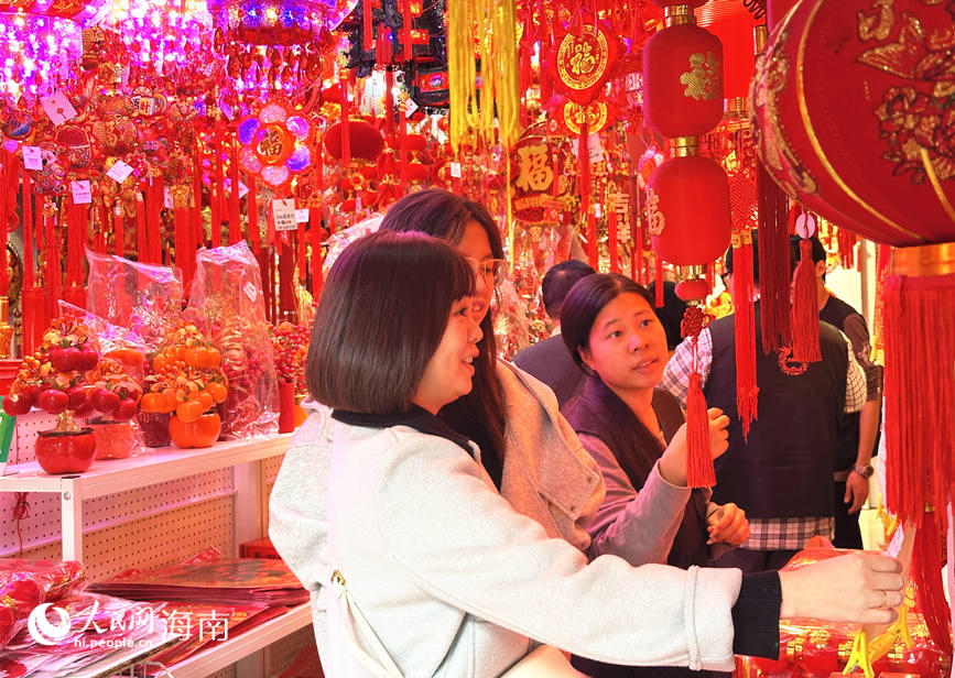 市民们精心挑选着寓意吉祥的马年新春饰品，图个新春好彩头，也盼着添点好运气，新的一年顺顺利利。人民网 刘杨摄