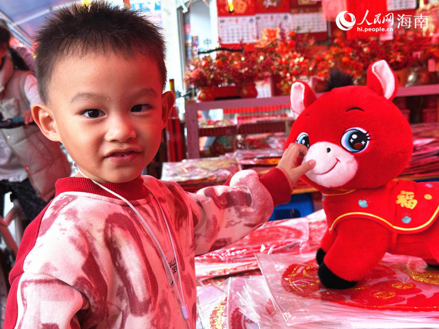 色彩艳丽的、憨态可掬的小马玩偶兼具实用性与观赏性，备受小朋友追捧。人民网 刘杨摄