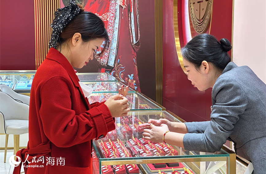 顾客在某商场选购款式新颖的“马元素”黄金饰品。人民网 刘杨摄