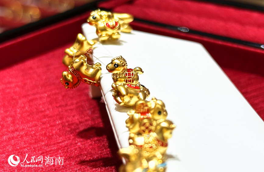 黄金饰品专柜的一些小克重马年金饰最受欢迎。人民网 刘杨摄