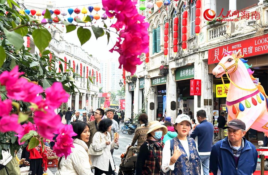 有着历史厚重与文化魅力的骑楼老街，融合了马年元素，让这条百年老街增添不少新春的生机和活力。人民网 刘杨摄