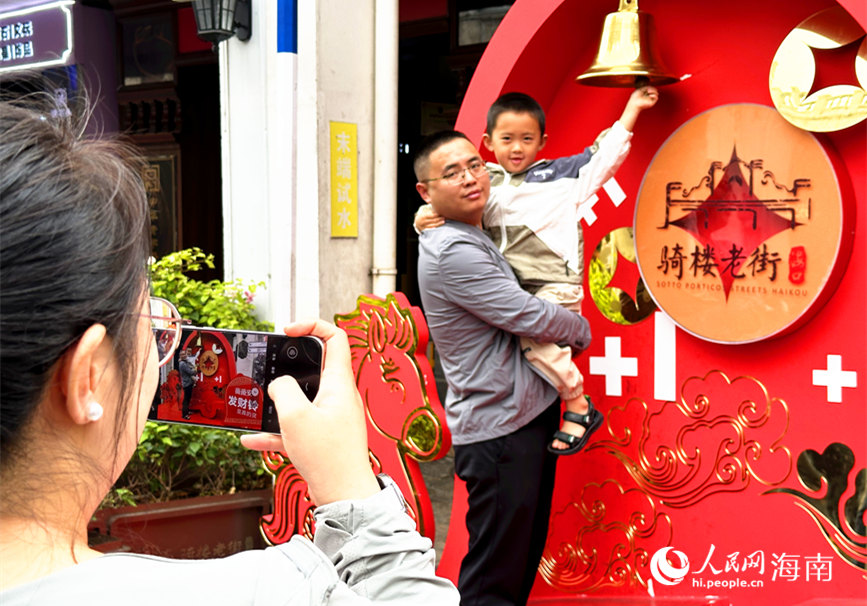 老街内各式各样的马元素造型引得行人纷纷驻足拍照，不少属马的市民游客更是用力敲响催促新年到来的金色小钟，定格这份专属纪念。人民网 刘杨摄