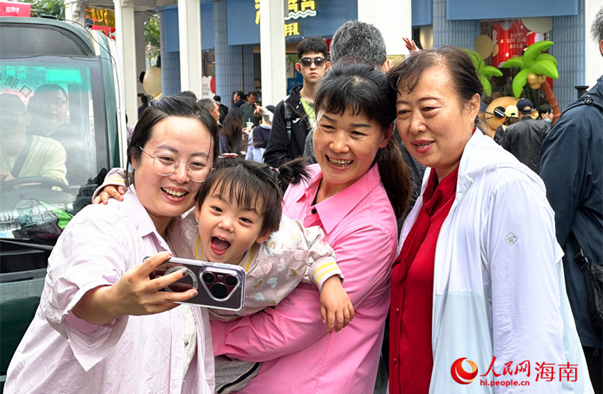 漫步街头、逛遍商场，市民游客在红与马的邂逅里，提前拥抱属于马年的温柔与热闹，随手一拍都是温馨大片。人民网 刘杨摄