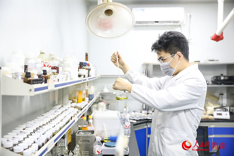 在舒普生物,工作人员正在进行实验。人民网记者 牛良玉摄.jpg