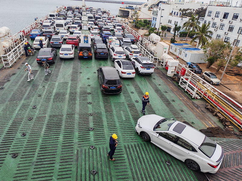 工作人员在进行车辆调度演练。向勇刚摄