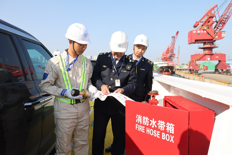 海事部门工作人员开展安全检查。海口海事局供图