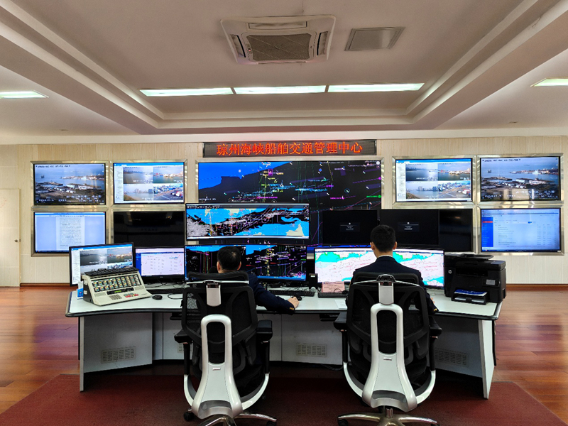 海事部门工作人员严密监控琼州海峡安全运输。海口海事局供图