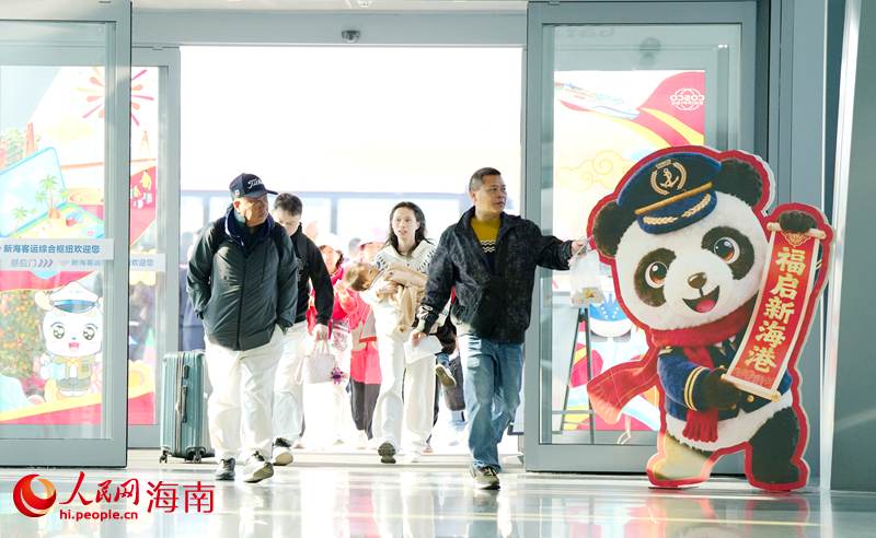 2月2日，在海口新航港，旅客来到码头准备登船。人民网记者 符武平摄