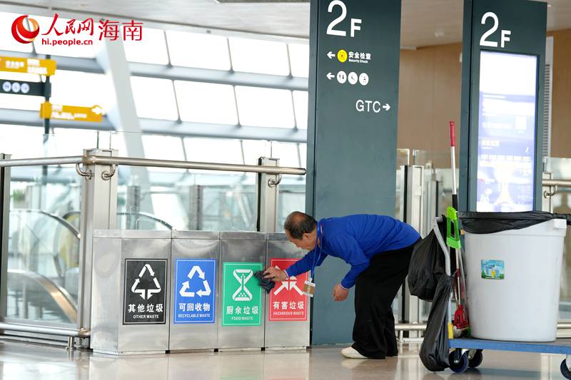 保洁人员在现场做清洁保障。人民网记者 符武平摄