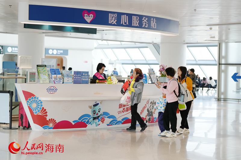 乘客在新海港暖心服务站咨询。人民网记者 符武平摄