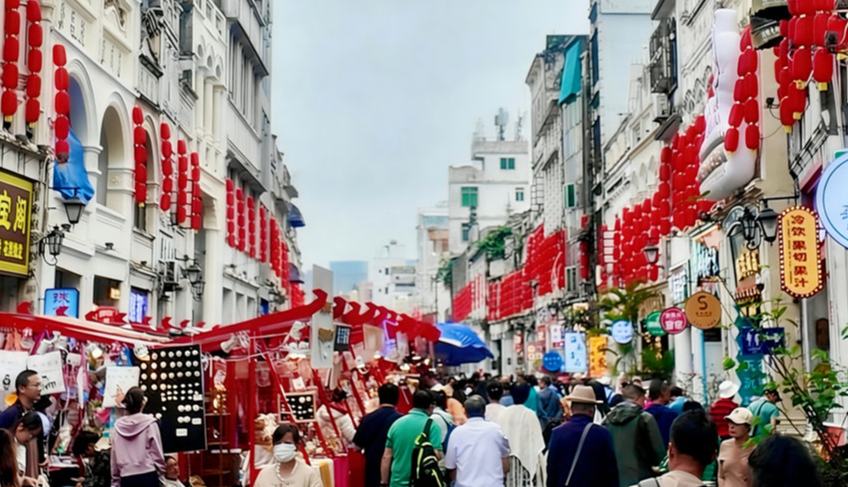 新春走基层｜海口百年骑楼邂逅新春年货节