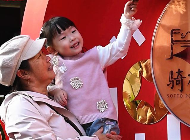 市民游客在骑楼老街