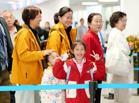 市民游客正在有序登船