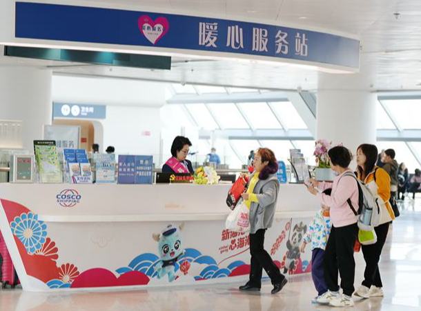 乘客在新海港暖心服务站咨询