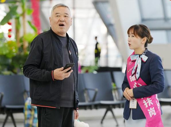 工作人员在现场向乘客答疑解惑