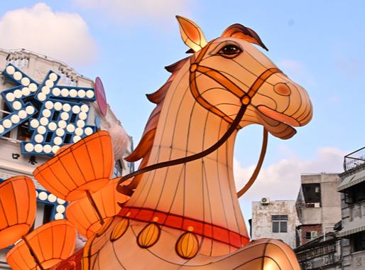 “骑楼遇骏马”