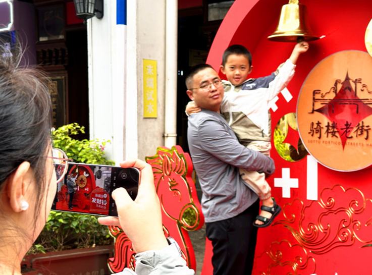 马元素造型引得行人驻足拍照