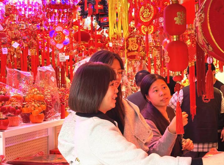 市民精心挑选马年新春饰品