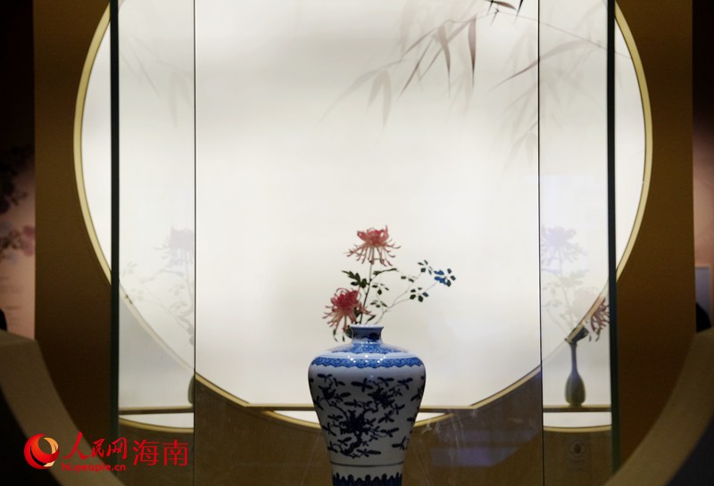 《是時候了！——尋找文物裡的二十四節氣》展館特色裝飾吸引眼球。人民網記者 符武平攝