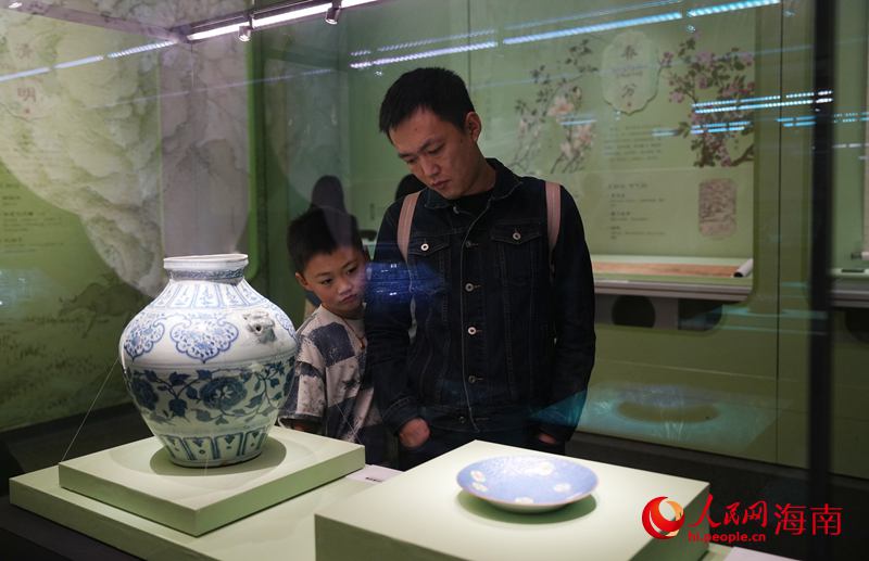 家長和孩子一起觀展。人民網記者 符武平攝