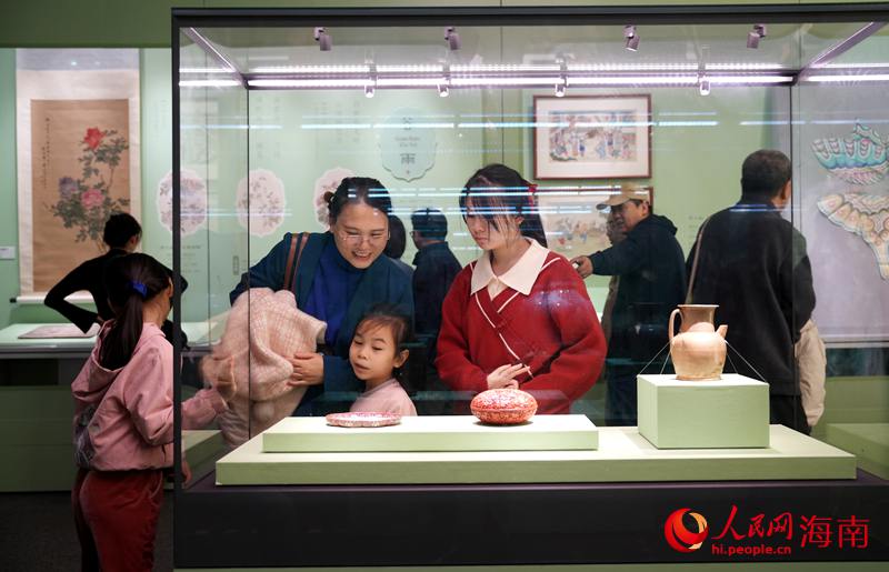 家長和孩子在文物前駐足參觀。人民網記者 符武平攝