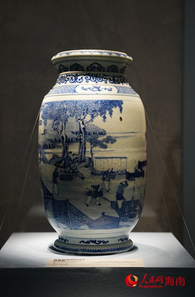青花農耕圖配詩文燈籠尊。人民網記者 符武平攝