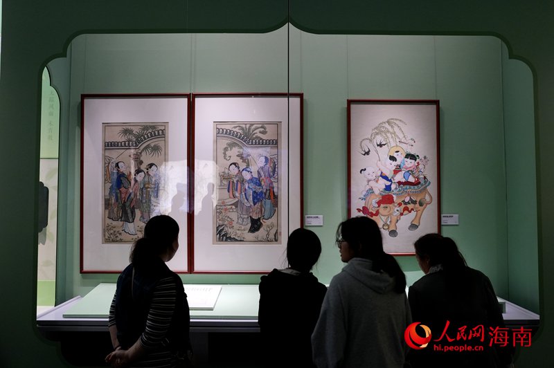 市民游客在博物館裡品讀文化。人民網記者 符武平攝