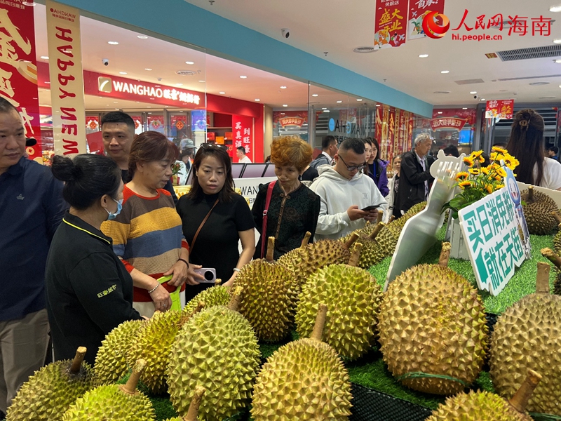 海南首批岛民免税店开业家门口的“零关税”年货受热捧(图1)