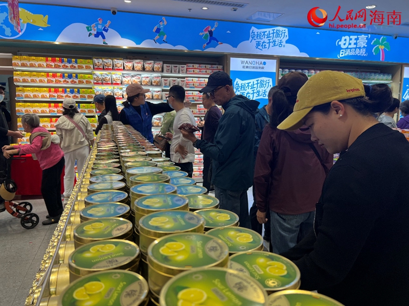 海南首批岛民免税店开业家门口的“零关税”年货受热捧(图2)