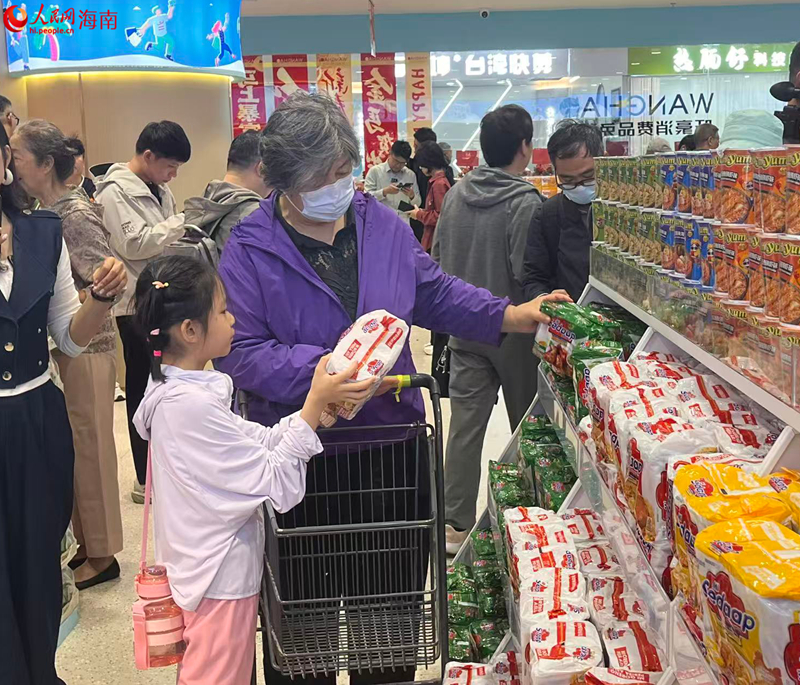 6.消費者在選購商品，家門口的“全球購”讓消費更暖心。人民網 符小葉攝