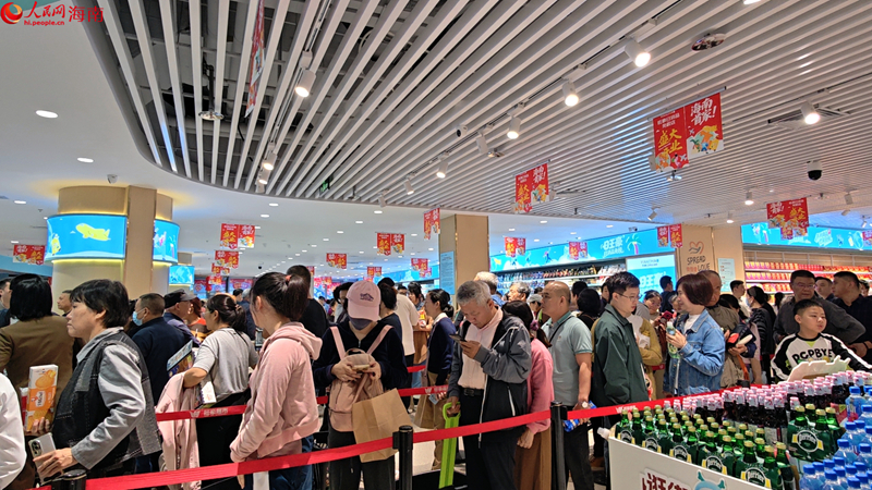 7.收銀區排起長隊，新春消費市場暖意融融。人民網 符澤民攝.jpg