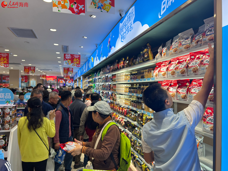 市民在家門口選購免稅商品，消費熱潮涌動。人民網記者 李學山攝