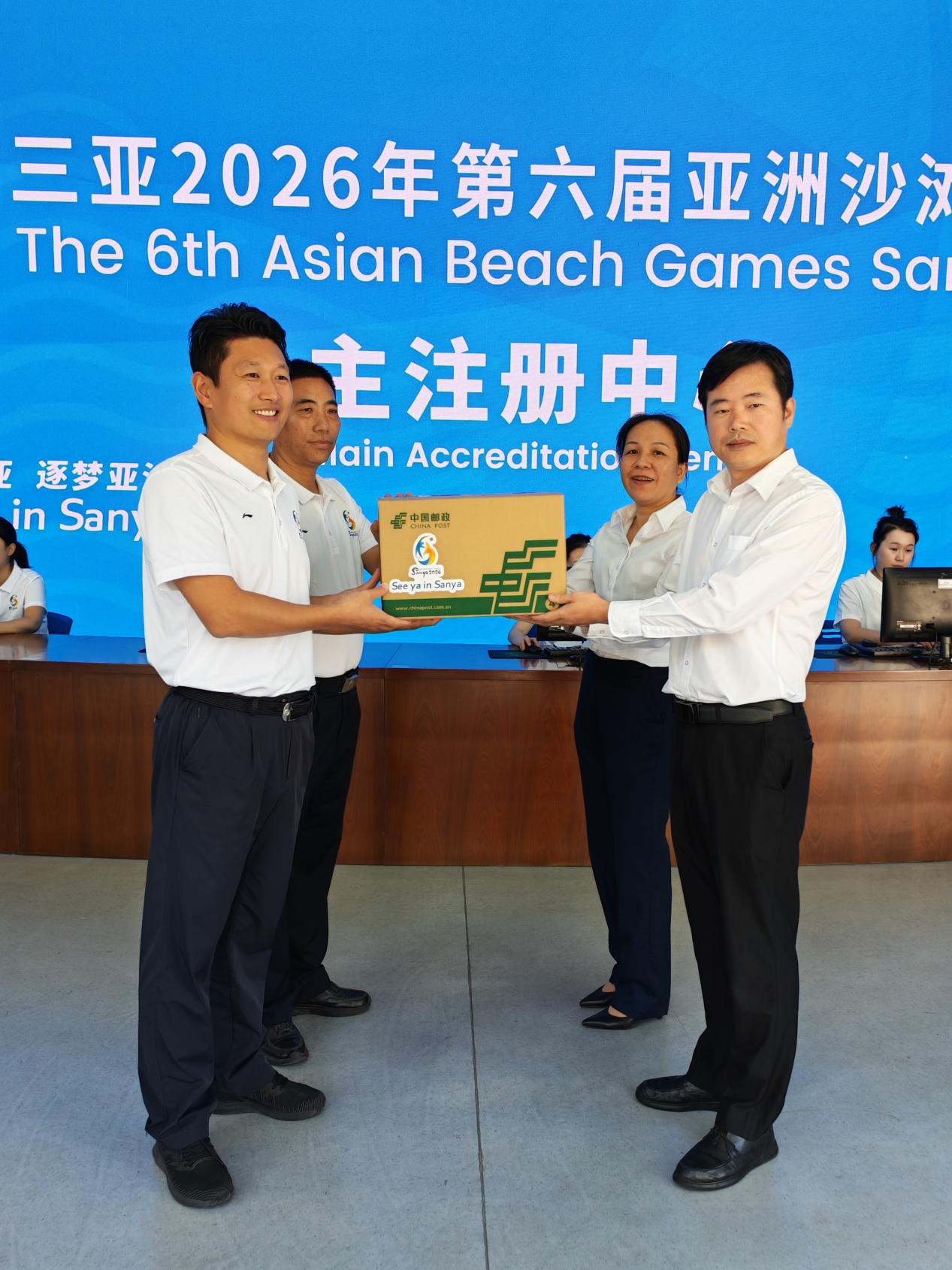 三亞亞沙會組委會將首批身份注冊卡交給郵政寄遞。高嫻攝