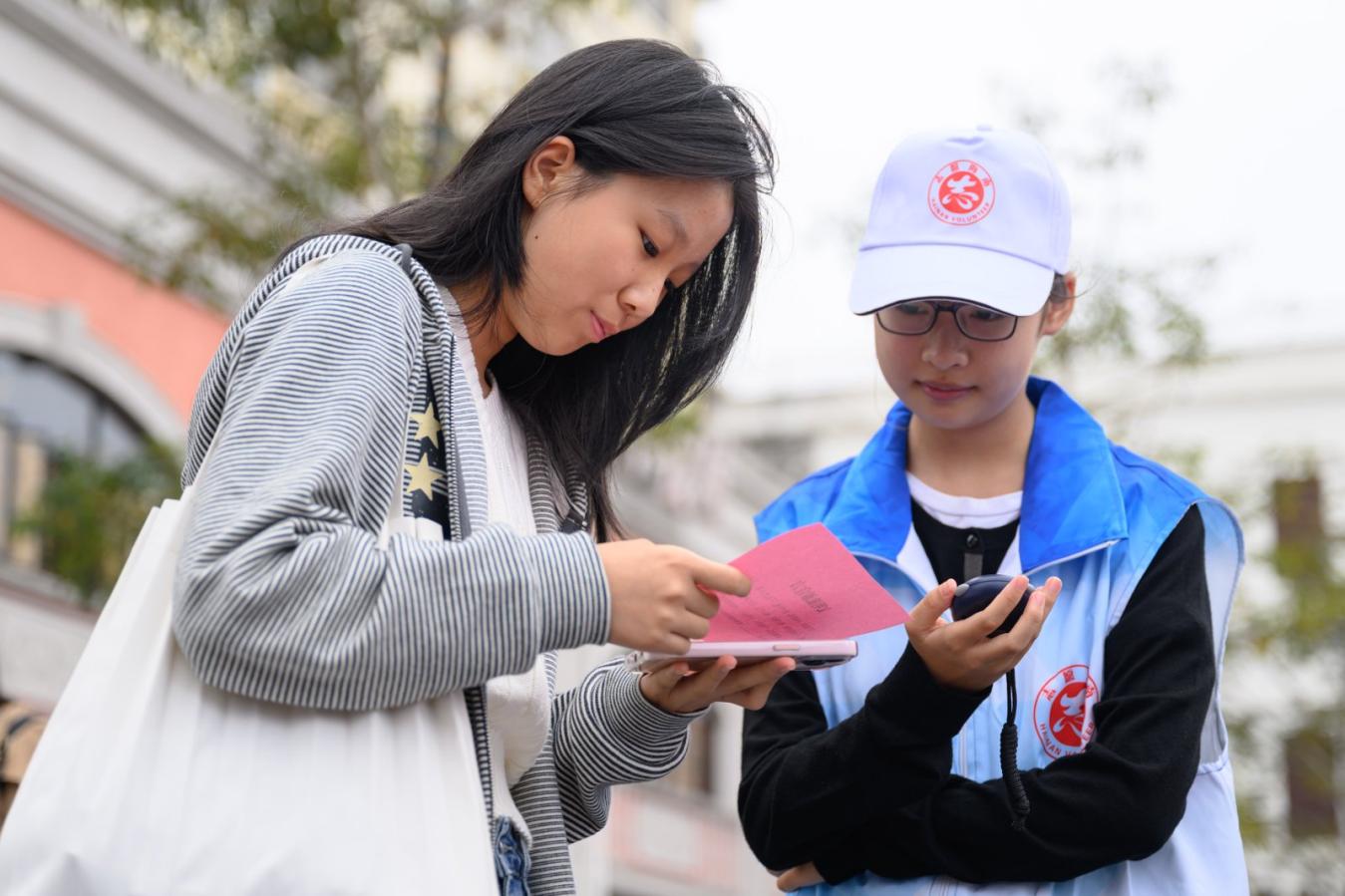 志願者指導游客開展20秒文明宣言游戲