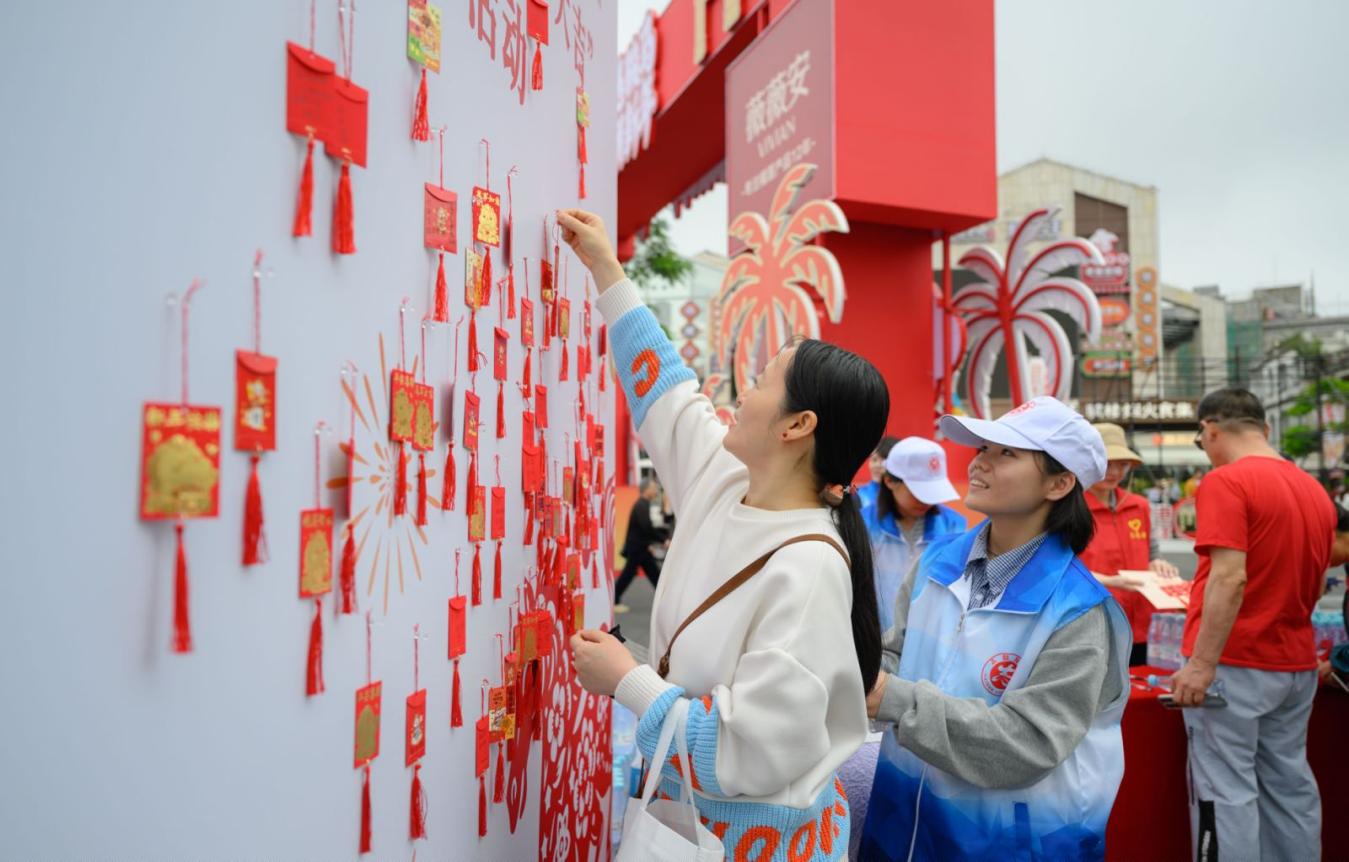 引導游客懸挂文明標語