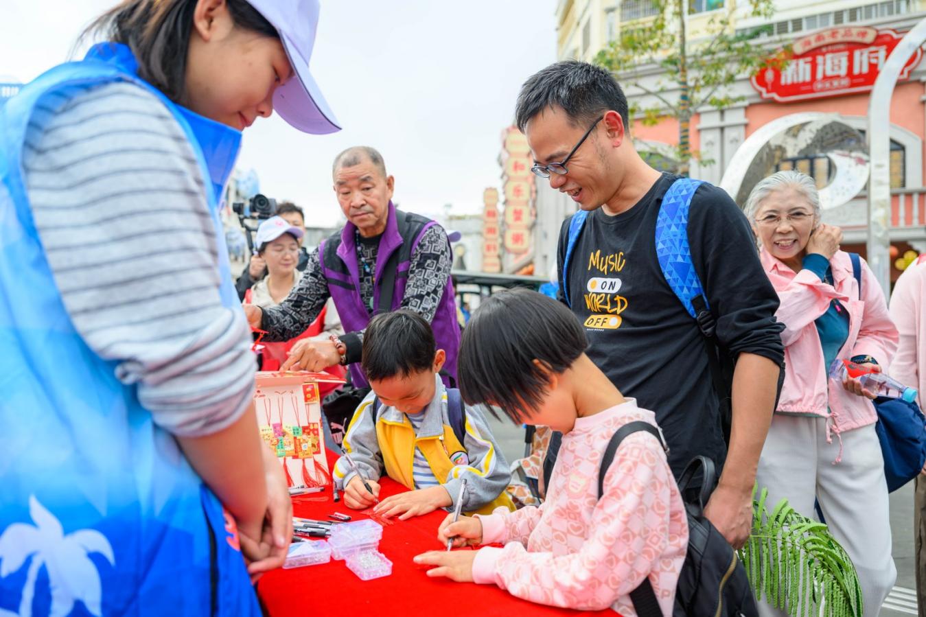 游客簽寫文明標語