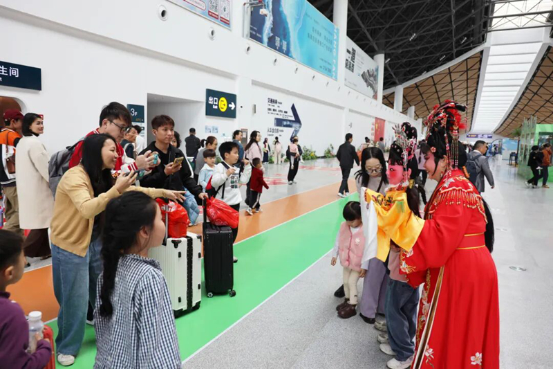 “海口歡迎您”春節迎賓快閃活動在新海港上演。海南省旅文廳供圖