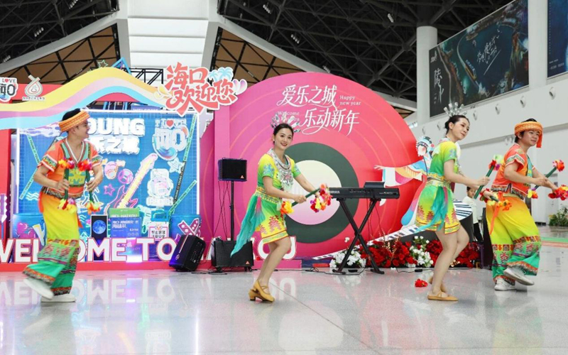 “海口歡迎您”春節迎賓快閃活動在新海港上演。海南省旅文廳供圖