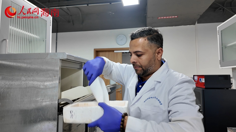 穆萨在准备实验 人民网记者 孟凡盛摄