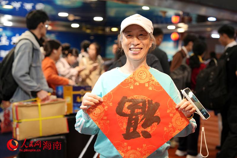 春运暖心，乘客在航程中收到了新春祝”福“。人民网记者 符武平摄 (6)