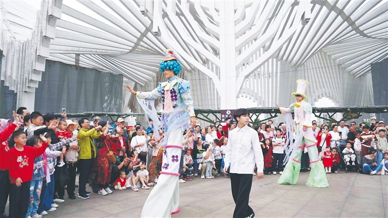 二月十七日，海南長影奇幻樂園舉辦首屆國潮非遺廟會。景區供圖