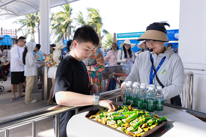 三亚西岛旅游区为排队乘客提供零食和饮用水。海南省旅游协会供图
