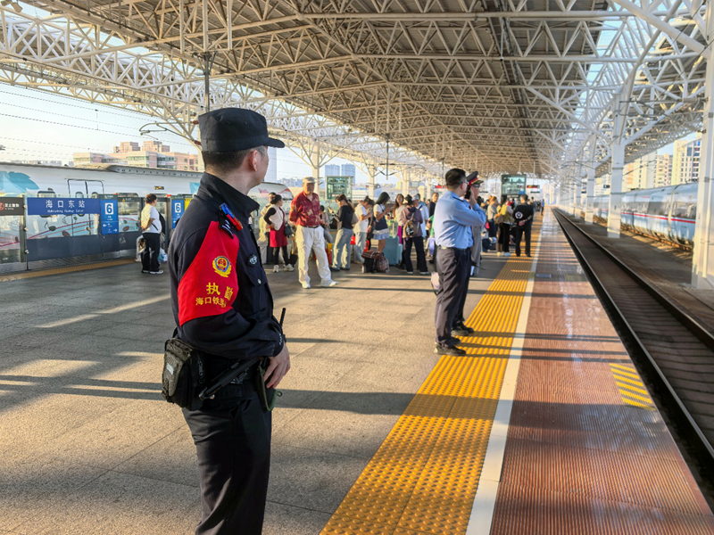 民警在海口東站執勤。海口東站派出所供圖