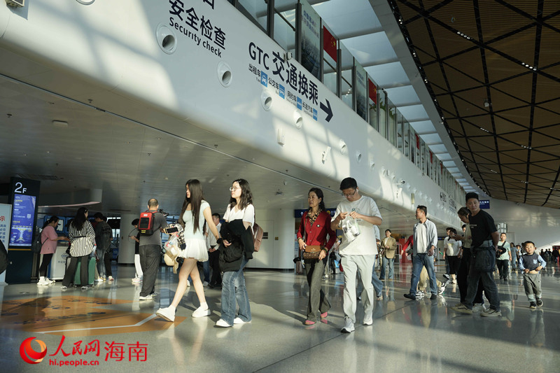 2月21日，海口新海港迎来出岛高峰。人民网记者 符武平摄