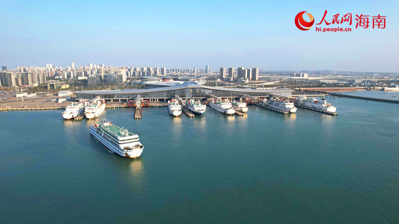 2月21日,海口新海港客滚轮出港。人民网记者 孟凡盛摄