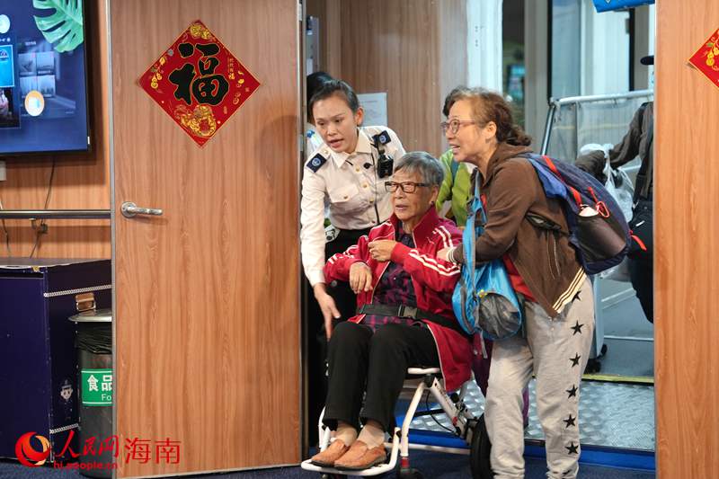 乘务人员帮助乘客登船。人民网记者 符武平摄